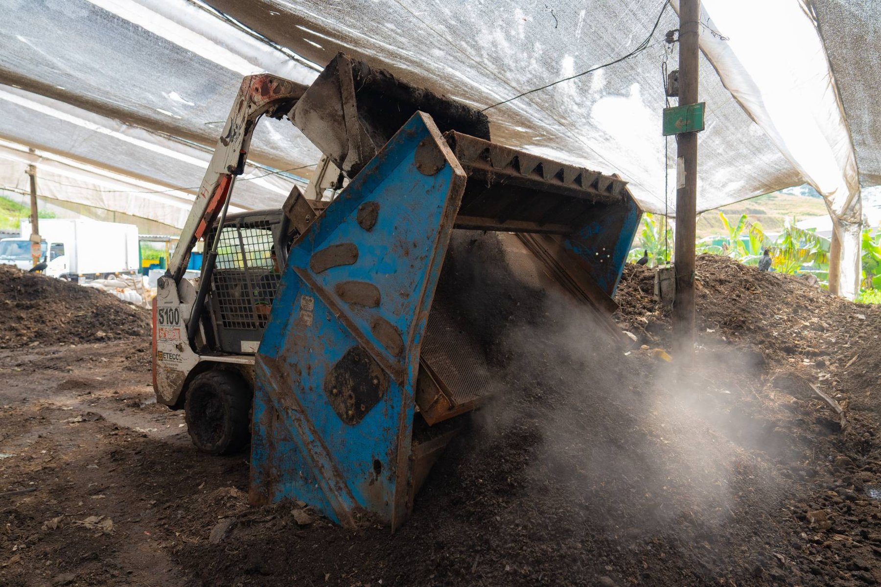 Tamizado del material compostado con minicargador en la planta GAIA BioAbonos, Caldas, Antioquia